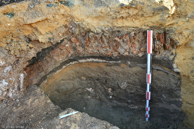 Coupe stratigraphique mettant en évidence plusieurs phases d'occupations, allant de l'Antiquité à l'époque moderne, à Corbeil-Essonnes (Essonne). 