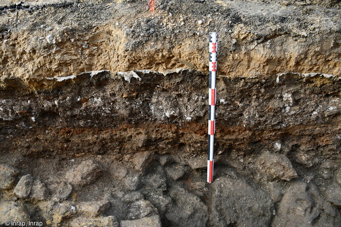 Coupe stratigraphique mettant en évidence plusieurs phases d'occupations, allant de l'Antiquité à l'époque moderne, à Corbeil-Essonnes (Essonne).