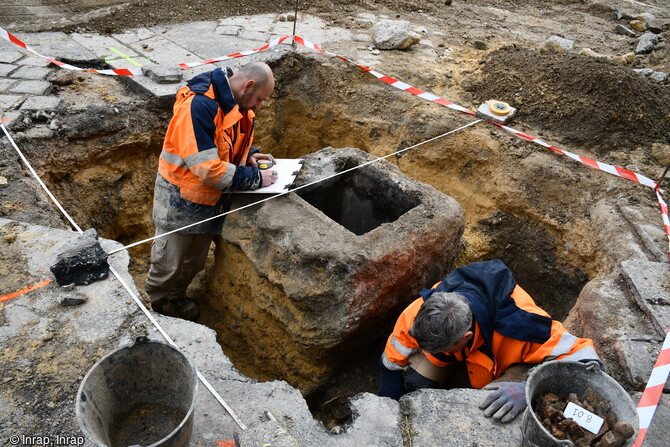 Regard en béton datant des aménagements du XXe siècle en cours de fouille à Corbeil-Essonnes (Essonne).