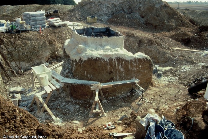 Consolidation et moulage préparatoires à la dépose d'un four de réduction de minerai de fer gallo-romain fouillé sur le tracé de l'autoroute A5.