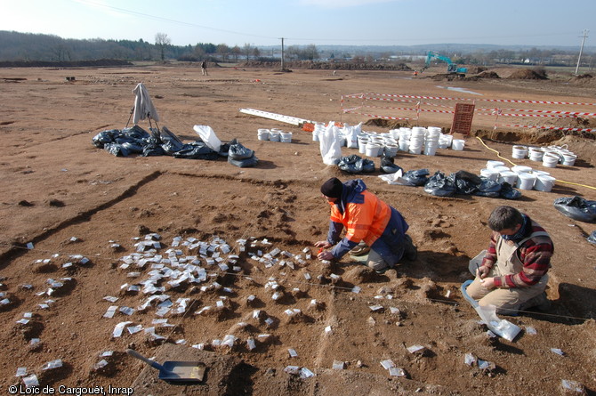 Relevé des éléments de débitage sur le site magdalénien de Monluçon (Allier), 2010.  Ces éléments pourront ensuite être replacés dans l'espace et le mode de débitage pourra être reconstitué. 