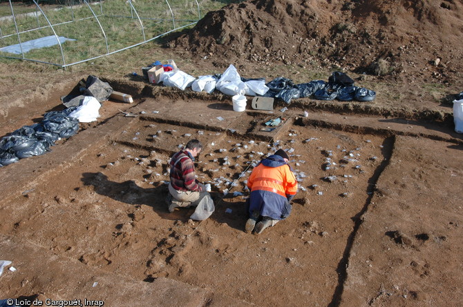 Prélèvement des éléments de débitage d'une implantation magdalénienne à Montluçon (Allier), 2010.