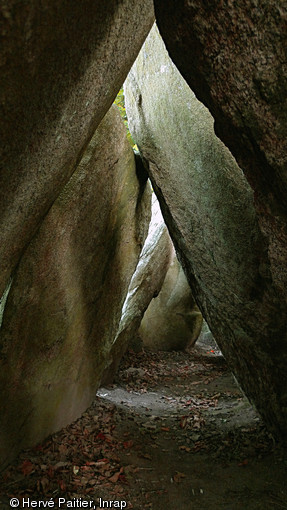   Allée couverte à montants arc-boutés de Lesconil (Finistère).Les sépultures de ce type n'ont pas de dalles de couverture : les orthostates qui composent le couloir s'appuient les uns sur les autres pour faire un double toit.  