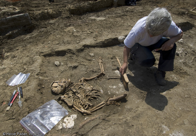 Squelette d'adulte en cours de démontage dans le dernier niveau de fouille d'une des fosses contenant les victimes de la bataille du Mans (12 et 13 décembre 1793), Le Mans (Sarthe), 2010.  Cette fosse contenait à l'origine les restes osseux de 13 sujets, 12 adultes et un adolescent. 