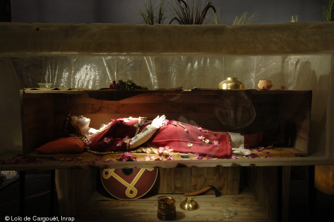   Exposition Nos anc&ecirc;tres les barbares &agrave; Saint-Dizier.Reconstitution d'une des s&eacute;pultures aristocratiques de Saint-Dizier datant du VIe si&egrave;cle de notre &egrave;re.    