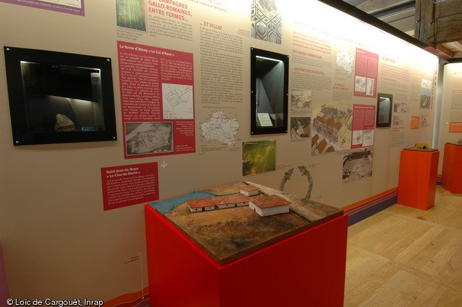   L'exposition arch&eacute;ologique dans la halle du ch&acirc;teau de Chamerolles.    