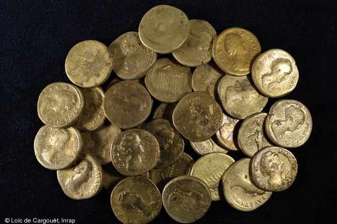 Sesterces en bronze du dépôt monétaire des Mesneux (Marne), 2010.  Ce dépôt, enterré au IIIe s. de notre ère, a livré 336 sesterces, tous émis au cours du IIe s. L'échantillon figuré sur la photo est représentatif : les effigies féminines sont surreprésentées et l'iconographie très diversifiée, laissant penser qu'il s'agirait d'un dépôt constitué par un collectionneur. 