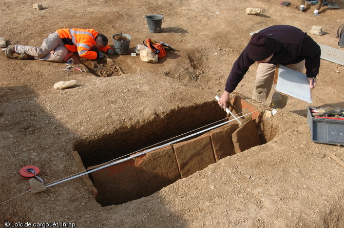 Relevé d'une sépulture en coffre à tuiles (dite en batière) de la nécropole de Savasse (Drôme) datant du Bas-Empire (IVe et Ve siècles de notre ère), 2010.  Les sépultures en batière (10 % des tombes de Savasse environ) sont réalisées avec des tuiles de second choix, de même type que celles utilisées pour les toitures. 