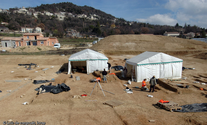 Vue générale du chantier de la nécropole de Savasse (Drôme) datant du Bas-Empire (IVe et Ve siècles de notre ère), 2010.  Cette nécropole a été mise au jour sur une superficie d'environ 1400 mètres2 et contenait plus d'une centaine de sépultures organisées en rangées est-ouest. 