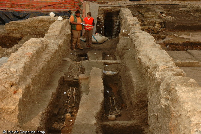S&eacute;pultures du couvent des Carm&eacute;lites mises au jour dans une des quatre galeries d&eacute;ambulatoires du clo&icirc;tre, XVII-XVIIIe s., Metz (Moselle), 2009.  Les s&eacute;pultures peuvent &ecirc;tre celles des soeurs et/ou celles de dames bienfaitrices.    