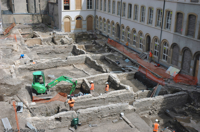 Les fondations du couvent des Carm&eacute;lites &agrave; Metz (Moselle) en 2009.   Dans la cour de l'ancienne &eacute;cole Sainte-Chr&eacute;tienne, une op&eacute;ration men&eacute;e sur 1800 m2 a r&eacute;v&eacute;l&eacute; pour la premi&egrave;re fois des vestiges arch&eacute;ologiques du couvent carm&eacute;lite fond&eacute; en 1623, dont le plan -connu par les archives- diff&egrave;re sensiblement des r&eacute;alit&eacute;s observ&eacute;es sur le terrain. Une importante stratigraphie (IVe-XVIIIe s.) a &eacute;galement pu &ecirc;tre &eacute;tablie.  