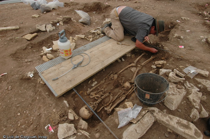 S&eacute;pulture &agrave; inhumation en cours de fouille sur la n&eacute;cropole gallo-romaine de Rosi&egrave;res-aux-Salines (Meurthe-et-Moselle)&nbsp;dat&eacute;e&nbsp;du IIIe si&egrave;cle de notre &egrave;re, 2009.&nbsp; 