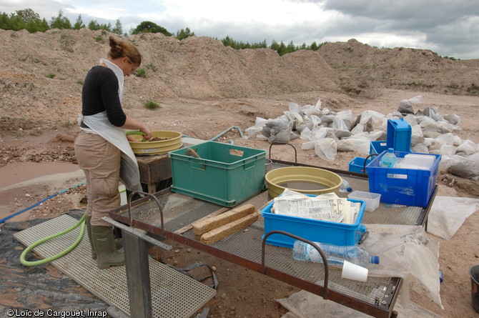 Tamisage des s&eacute;diments de&nbsp;la n&eacute;cropole gallo-romaine de Rosi&egrave;res-aux-Salines (Meurthe-et-Moselle), 2009.  Cette op&eacute;ration vise &agrave; r&eacute;cup&eacute;rer les macro-restes (graines, charbons, os br&ucirc;l&eacute;s...) et les petits objets (fragments de c&eacute;ramique, de m&eacute;tal...) qui n'ont pas &eacute;t&eacute; vus lors de la fouille.  &nbsp; 