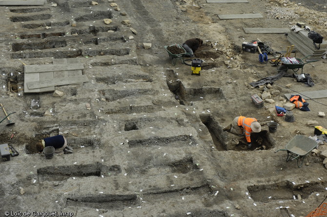 Fouille du cimetière moderne des Trois Maisons (XVIIIe et XIXe siècles) à Nancy (Meurthe-et-Moselle), 2010.  Les rangées de sépultures s'organisent le long de grandes allées orientées nord-sud.  Les tombes sont majoritairement orientées est-ouest et réparties sur au moins quatre niveaux successifs.  