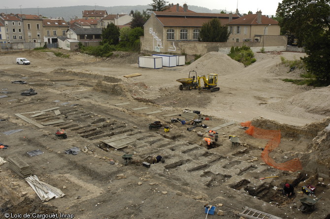 Vue générale du cimetière moderne des Trois Maisons (XVIIIe et XIXe siècles) à Nancy (Meurthe-et-Moselle), 2010.  Seule une partie du cimetière fait l’objet d’une étude approfondie. La surface restante est traitée différemment, à l’aide de plusieurs coupes et d’un décapage mécanique progressif.   