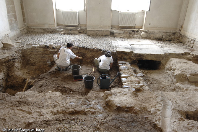 Nettoyage d'une coupe stratigraphique&nbsp;&agrave; l'int&eacute;rieur de l'ancienne salle d'exposition des sculptures du mus&eacute;e des Beaux-Arts de Valence (Dr&ocirc;me) en 2009.  Plusieures structures modernes (citerne, murs) ont &eacute;t&eacute; mises au jour dans cette salle du mus&eacute;e. 