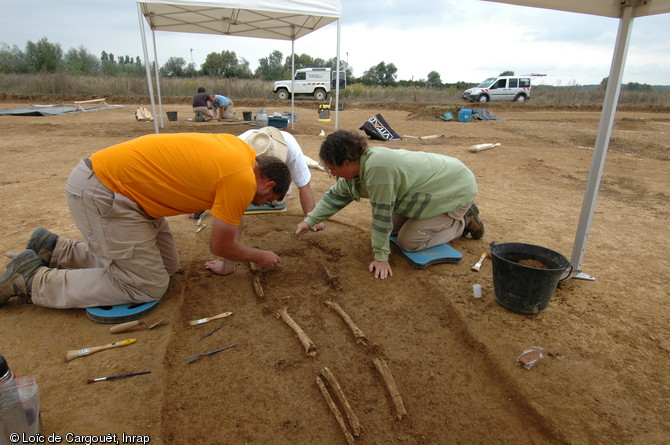 Fouille d'une tombe &agrave; inhumation&nbsp;appartenant &agrave; une&nbsp;n&eacute;cropole dat&eacute;e du d&eacute;but du&nbsp;Bronze final (1200 avant notre &egrave;re) sur la commune de Damparis (Jura)&nbsp;en 2008. 