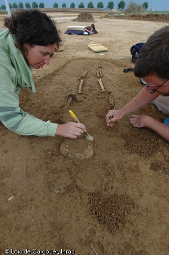 Fouille d'une tombe &agrave; inhumation&nbsp;appartenant &agrave; une&nbsp;n&eacute;cropole dat&eacute;e du d&eacute;but du&nbsp;Bronze final (1200 avant notre &egrave;re) sur la commune de Damparis (Jura)&nbsp;en 2008. 