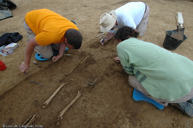 Fouille d'une tombe &agrave; inhumation&nbsp;appartenant &agrave; une&nbsp;n&eacute;cropole dat&eacute;e du d&eacute;but du&nbsp;Bronze final (1200 avant notre &egrave;re) sur la commune de Damparis (Jura)&nbsp;en 2008. 