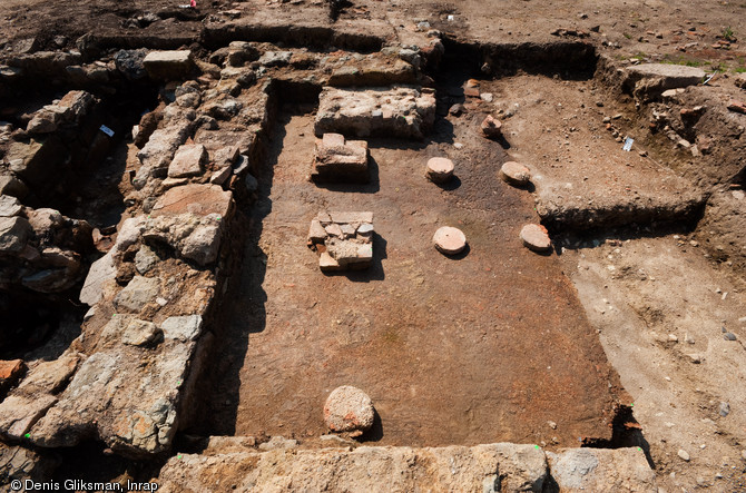 Partie inférieure d'un hypocauste antique avec le conduit de chauffe du praefornium bouché, fouille du Faubourg d'Arroux, Autun (Saône-et-Loire), 2010.  La fouille a révélé un îlot d’habitation antique. Elle a permis d'étudier l'évolution de ce quartier, à la fois lieu d’artisanat et d’habitation.