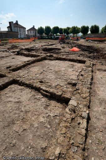 Bâtiment romain, avec des pièces de petit module (ateliers?), implanté sur le sol en béton d'une pièce plus ancienne. Fouille du Faubourg d'Arroux, Autun (Saône-et-Loire), 2010.  La fouille a révélé un ilôt d'habitation antique et a permis d'étudier l'évolution de ce quartier, à la fois lieu d’artisanat et d’habitation. 