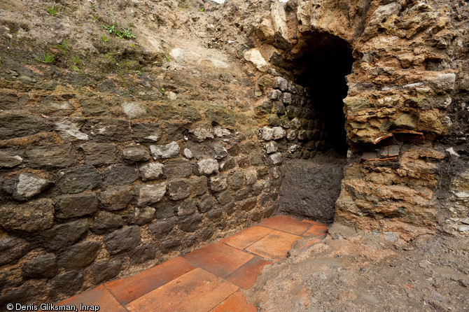 Vue en coupe d’un égout situé sous la rue romaine. Le fond dallé est pris dans la maçonnerie et une arrivée d’eau en terre cuite est bien visible dans le mur ouest (à droite sur la photo). Fouille du Faubourg d'Arroux, Autun (Saône-et-Loire), 2010. 