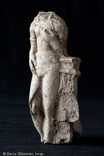 Statuette de Vénus se pinçant le sein (recto). Fouille du Faubourg d'Arroux, Autun (Saône-et-Loire), 2010.