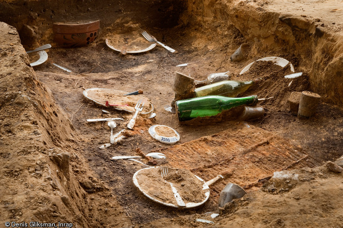 Enfoui depuis 1983, le banquet de Daniel Spoerri s’est décomposé, jusqu’à n’être qu’un souvenir. Pour en étudier les vestiges, vingt-sept ans plus tard, les premières fouilles archéologiques de l’histoire de l’art contemporain ont été organisées du 31 mai au 10 juin 2010. Jouy-en-Josas (Yvelines).