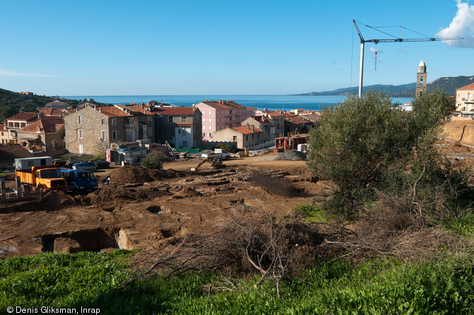 Vue générale du chantier de fouille au cours duquel ont été mis au jour un édifice antique, un ensemble d'églises et une nécropole au lieu-dit Quattrina à Propriano (Corse-du-Sud), 2009.  Ces fouilles ont permis la redécouverte de tout un pan de l'histoire de Propriano. 