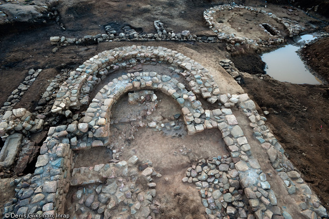 Détail des absides et des aménagements liturgiques de deux églises, à Propriano (Corse-du-Sud), 2009.  La plus récente a probablement été construite au Moyen Age, dans les ruines de l'église du VIe ou VIIe s. (plus vaste). Au cours de cette fouille ont été également dégagés un édifice antique et une nécropole. 