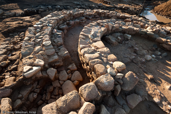 Détail des absides et des aménagements liturgiques de deux églises, à Propriano (Corse-du-Sud), 2009.  La plus récente a probablement été construite au Moyen Age, dans les ruines de l'église du VIe ou VIIe s. (plus vaste). Au cours de cette fouille ont été également dégagés un édifice antique et une nécropole.