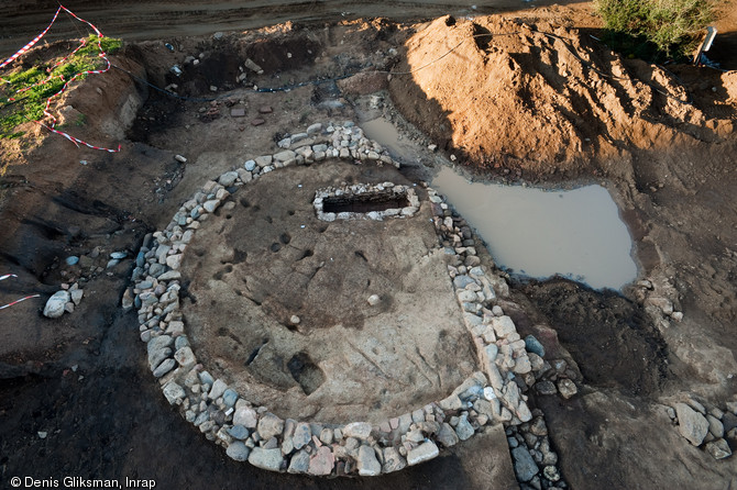 Ensemble de murs et d'un bâtiment circulaire de 6.5 m de diamètre intérieur appartenant peut-être à une villa romaine, à Propriano (Corse-du-Sud), 2009.   Au cours de cette fouille un ensemble d'église et une nécropole ont été également dégagés.  