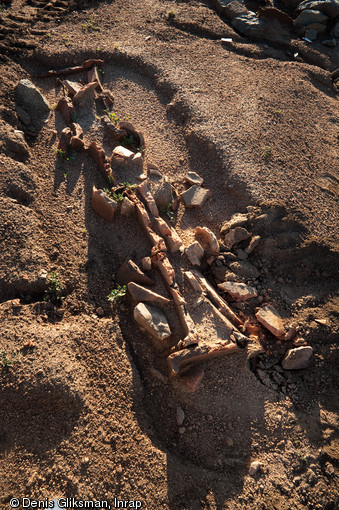 Tombe paléochrétienne mise au jour sur le site de Propriano (Corse-du-Sud), 2009.   Deux églises successives emboitées, dont la plus récente date probablement du début du second Moyen Âge, ont été également dégagées.  