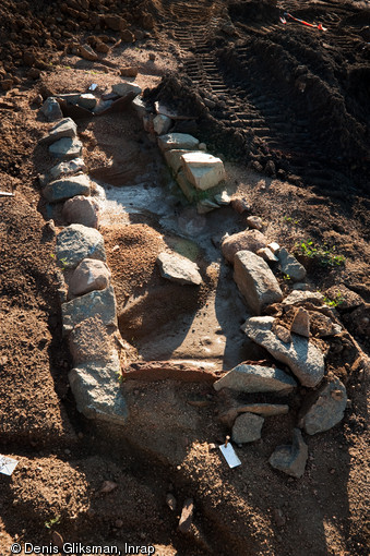 Tombe paléochrétienne mise au jour sur le site de Propriano (Corse-du-Sud), 2009.     Deux églises successives emboitées, dont la plus récente date probablement du début du second Moyen Âge, ont été également dégagées.   