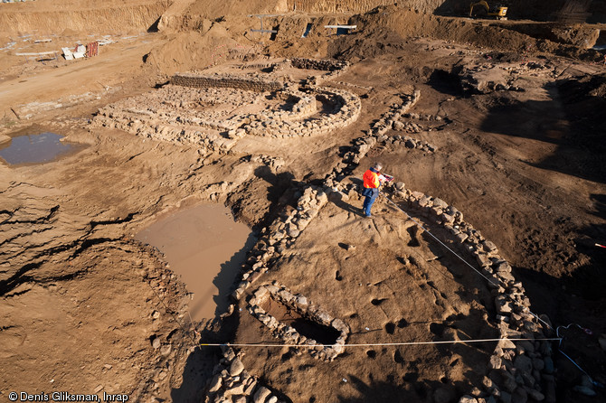 Au premier plan un ensemble de murs et un bâtiment circulaire de 6.5 m de diamètre intérieur appartenant peut-être à une villa romaine à Propriano (Corse-du-Sud), 2009.  Sur ce site un ensemble d'église et une nécropole ont été également mis au jour.  