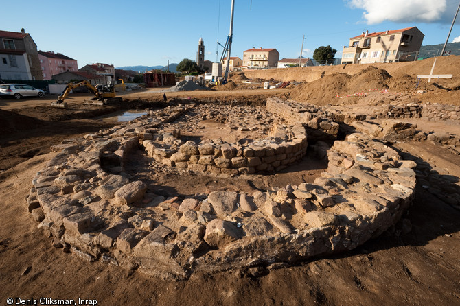 Deux églises successives emboitées, dont la plus récente date probablement du début du second Moyen-Âge, ont été dégagées à Propriano (Corse-du-Sud), 2009.  Un édifice antique et une nécropole ont été également mis au jour. Ces fouilles ont permis la redécouverte de tout un pan de l'histoire de Propriano. 