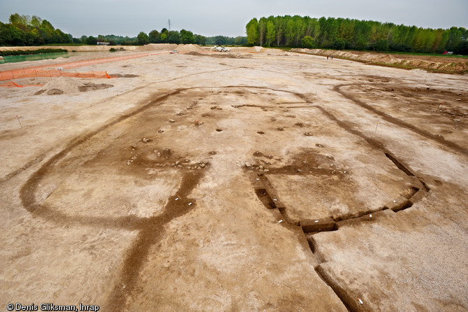 Une équipe d'archéologues de l'Inrap a étudié un site néolithique à Pont-sur-Seine (Aube) sur une surface de 4 hectares en 2009. Le village mis au jour est exceptionnel par la densité de l'occupation, la monumentalité des bâtiments et le caractère inédit de certaines architectures.  Ici, la vue générale du bâtiment monumental de 300 m2. 