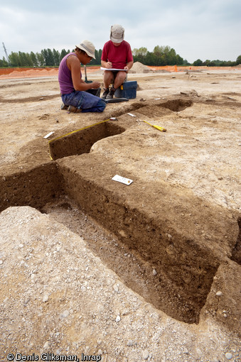 Une équipe d'archéologues de l'Inrap a étudié un site néolithique à Pont-sur-Seine (Aube) sur une surface de 4 hectares en 2009. Le village mis au jour est exceptionnel par la densité de l'occupation, la monumentalité des bâtiments et le caractère inédit de certaines architectures.  Ici, la fouille des traces laissées par la paroi du bâtiment de 300 m2. 