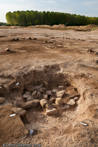 Une équipe d'archéologues de l'Inrap a étudié un site néolithique à Pont-sur-Seine sur une surface de 4 hectares en 2009. Le village mis au jour est exceptionnel par la densité de l'occupation, la monumentalité des bâtiments et le caractère inédit de certaines architectures. Ici, une fosse en cours de fouille implantée au centre du bâtiment monumental principal. Elle a probablement une vocation rituelle. 