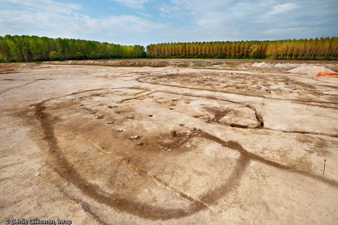 Une équipe d'archéologues de l'Inrap a étudié un site néolithique à Pont-sur-Seine (Aube) sur une surface de 4 hectares en 2009. Le village mis au jour est exceptionnel par la densité de l'occupation, la monumentalité des bâtiments et le caractère inédit de certaines architectures.  Ici, la vue latérale, de biais, des 2 bâtiments monumentaux avec le plus petit (300m2) au premier plan. 