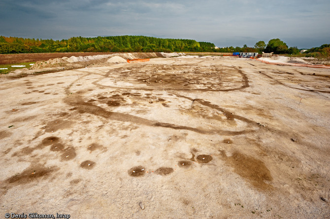 Une équipe d'archéologues de l'Inrap a étudié un site néolithique à Pont-sur-Seine (Aube) sur une surface de 4 hectares en 2009. Le village mis au jour est exceptionnel par la densité de l'occupation, la monumentalité des bâtiments et le caractère inédit de certaines architectures.  Ici, une vue de l'arrière des bâtiments monumentaux avec les traces d'une maison circulaire au premier plan. 