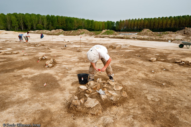 Une équipe d'archéologues de l'Inrap a étudié un site néolithique à Pont-sur-Seine (Aube) sur une surface de 4 hectares en 2009. Le village mis au jour est exceptionnel par la densité de l'occupation, la monumentalité des bâtiments et le caractère inédit de certaines architectures.  Ici, le dégagement de trous de poteaux. Les nombreuses pierres de calage assuraient la stabilité des poteaux et la solidité de la charpente.