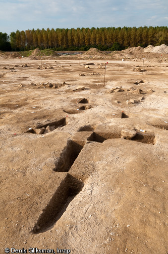 Une équipe d'archéologues de l'Inrap a étudié un site néolithique à Pont-sur-Seine (Aube) sur une surface de 4 hectares en 2009. Le village mis au jour est exceptionnel par la densité de l'occupation, la monumentalité des bâtiments et le caractère inédit de certaines architectures. Ici, une vue d'un angle du bâtiment principal en cours de fouille (fosse et trous de poteaux avec pierres de calage). 