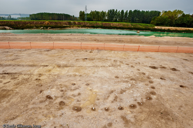 Une équipe d'archéologues de l'Inrap a étudié un site néolithique à Pont-sur-Seine (Aube) sur une surface de 4 hectares en 2009.  Ici, on observe des traces de trous de poteaux qui dessinent un bâtiment circulaire constitué de bois et torchis. Les poteaux soutenaient la charpente. Cette construction est typique du Néolithique moyen (vers 4500 avant notre ère). Seule une dizaine de bâtiments de ce type était connue jusqu'alors en France. Trois ont été découverts à Pont-sur-Seine.