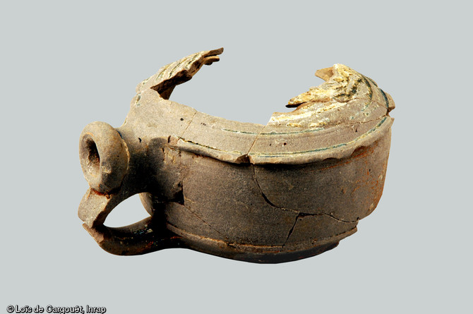 Gourde en gr&egrave;s de Puisaye, deuxi&egrave;me moiti&eacute; du XVIIe&nbsp;s. provenant de la fouille de l'habitat urbain, &Eacute;tampes (Essonne), 2006.