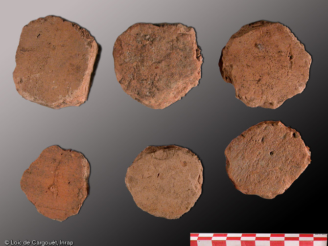 Jetons de jeux m&eacute;di&eacute;vaux taill&eacute;s dans des tuiles, des XIIIe-XIVe s., fouille du ch&acirc;teau de Roissy-en-France (Val d'Oise), 2006. 