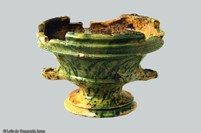 R&eacute;chaud de table dat&eacute; de la premi&egrave;re moiti&eacute; du XVIe s. provenant de l'habitat urbain de la rue des remparts &agrave; Etampes (Essonne), 2006.