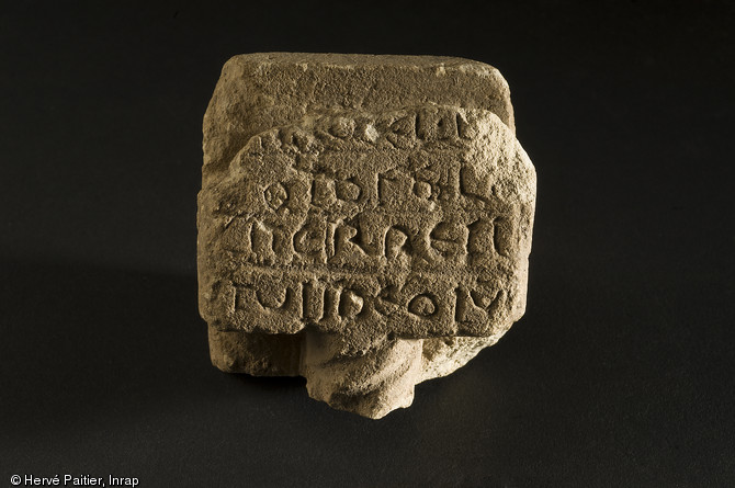 Inscription en latin dans un cartouche ouvragé en tuffeau provenant du mithraeum d'Angers (Maine-et-Loire), 2010.  La gravure est de très mauvaise qualité : la première ligne conservée, illisible, pouvait indiquer l'identité du dédicant. Le reste de l'inscription peut être lue :  a restauré selon son vœu avec bonheur pour le dieu invaincu Mithra . 