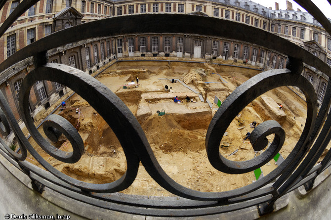 Sol du jeu de paume construit vers 1630 par Louis XIII. Fouille de la cour du Grand Commun du château de Versailles (Yvelines), 2007.   Ce jeu de courte paume a fait l'objet d'un programme de construction très élaboré par l'architecte Philibert Le Roy. Il se compose d'un jeu et d'un pavillon d'habitation pour le maître paumier redécouverts lors de cette fouille.