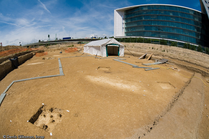 Site mésolithique (8200-7500 avant notre ère). Fouille de la rue Farman à Paris, 2008.  L'occupation mésolithique de la rue Farman correspond à plusieurs haltes de chasse temporaires établies par des groupes apparemment distincts. 